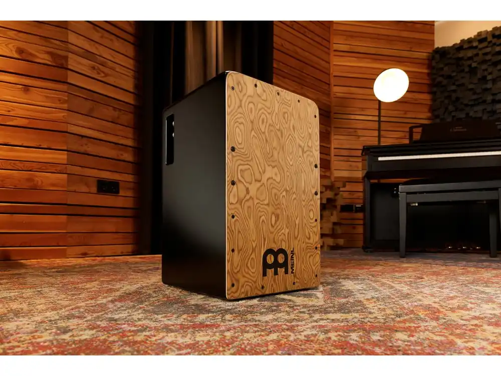 Odeslání Ihned TAMA - PICKUP CAJON PROF.WOODCR.MEINL, BALTIC BIRCH BODY, MAKAH-BURL FRONTPLATE PWCP100MB